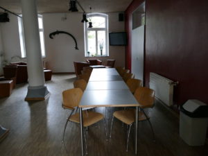 tisch im bistro jugendherberge landschaftspark