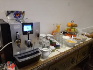 fruehstuecksbuffet mit kaffeemaschine im urban stay salzburg city