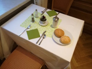 tisch beim frühstück im urban stay salzburg city