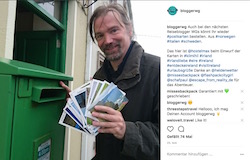 postkarte wird gegen spende geschrieben