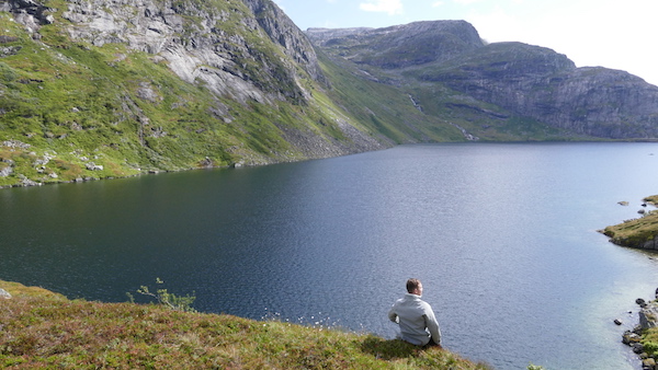 blick auf einen see am wanderweg