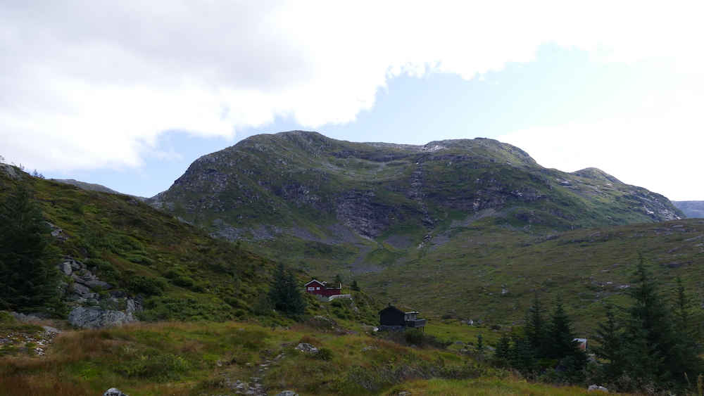 berg am wasserfall wanderweg in norwegen