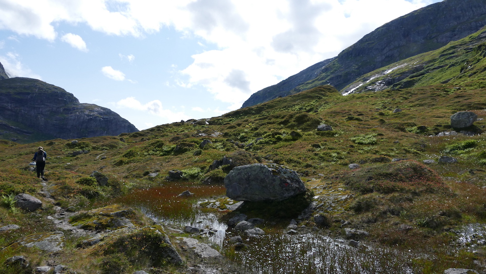 wanderweg bei den wasserfällen in norwegen